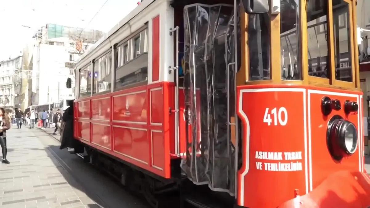 İstiklal Caddesi\'ndeki Tarihi Tramvayın Vatmanları Artık AB Standartlarında