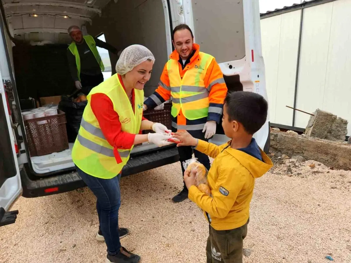 İzmit Belediyesi Pazarcık\'ta yaraları sarmak için çalışıyor
