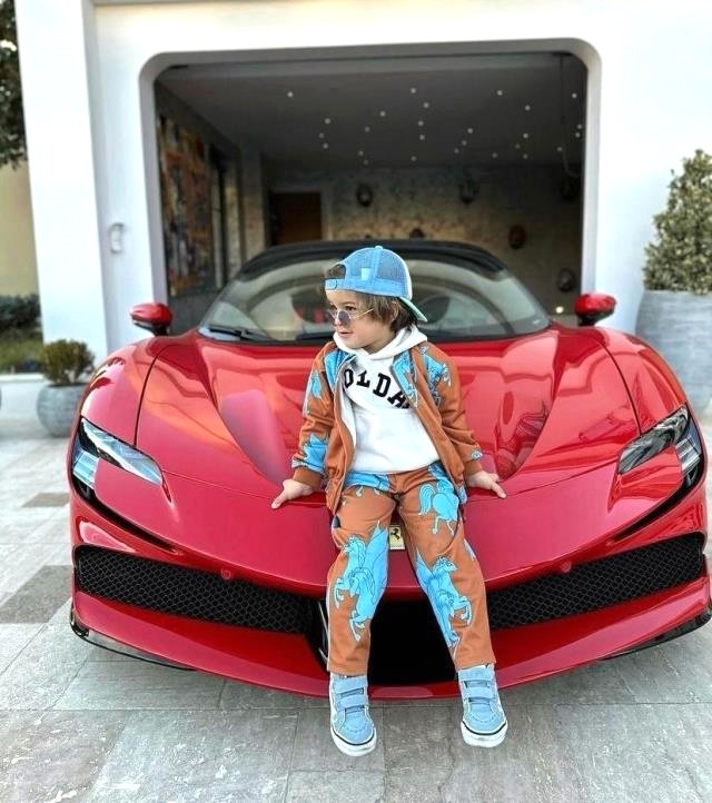 Kenan Sofuoğlu'nun oğlu Zayn, 40 milyon liranın üzerinde değeri olan Ferrari ile pistin tozunu attırdı