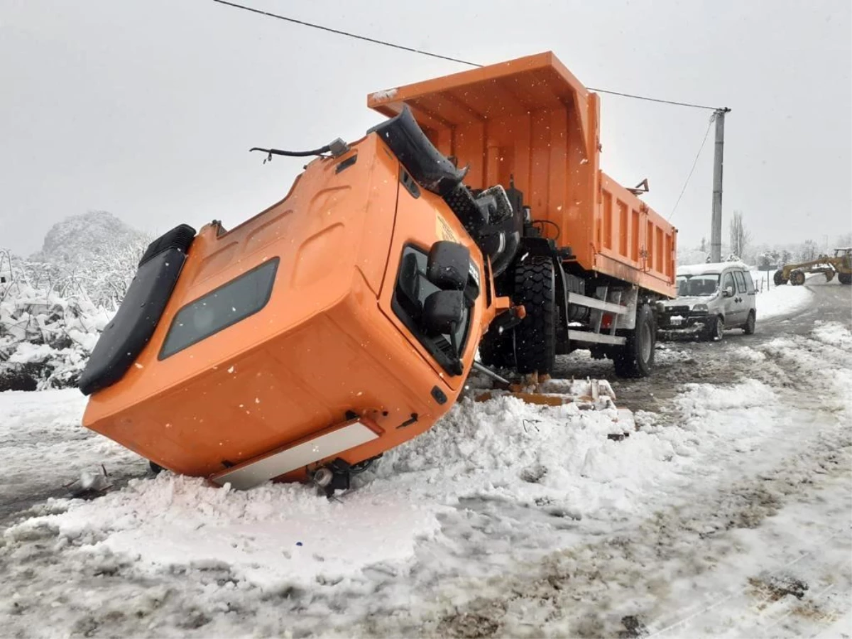 Konya\'da karla mücadele kamyonu kaza yaptı: 2 yaralı