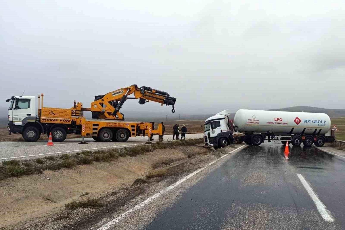 LPG yüklü tanker kaza yaptı, sürücü yara almadan kurtuldu