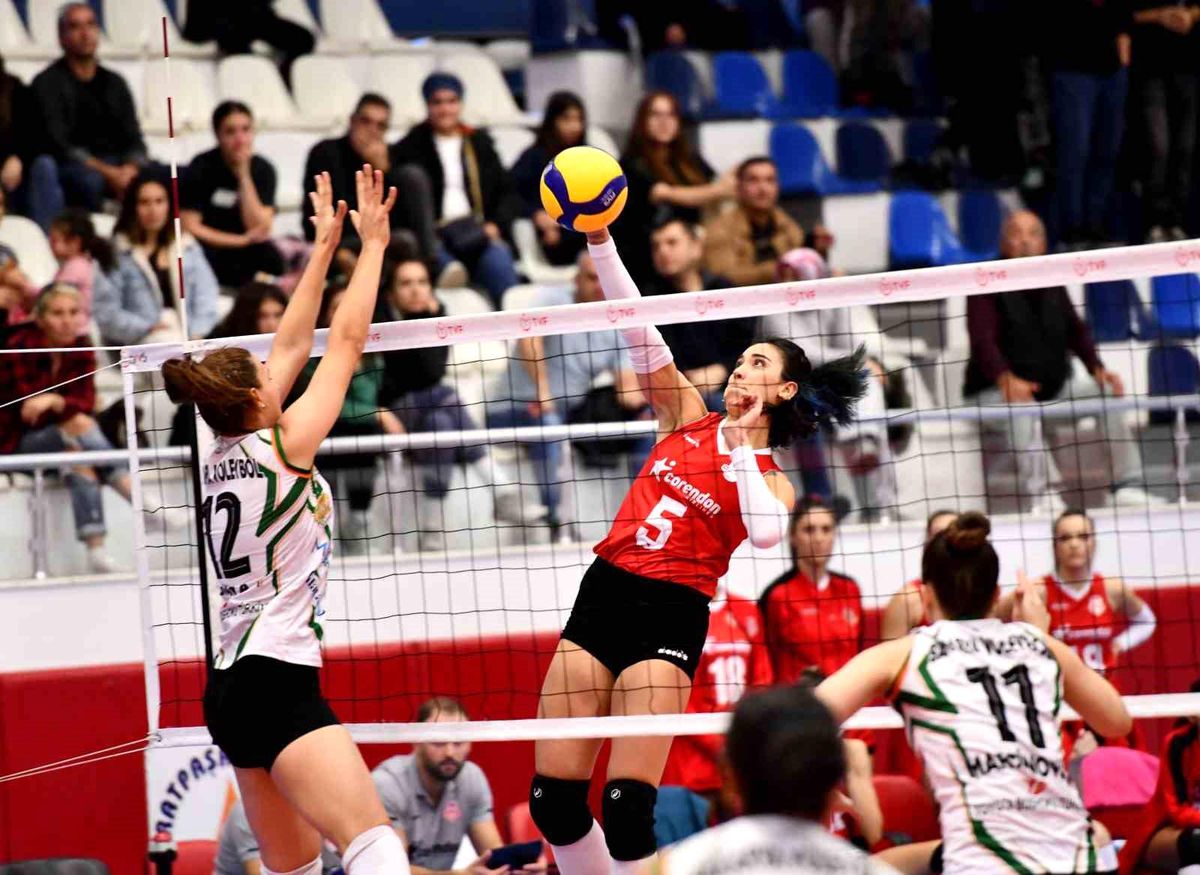 Muratpaşa Belediyesi voleybolda Play-Off\'a doğru