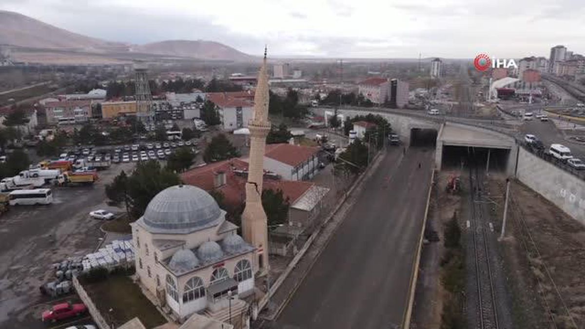 Niğde'de depremde hasar alan cami minaresi yıkıldı