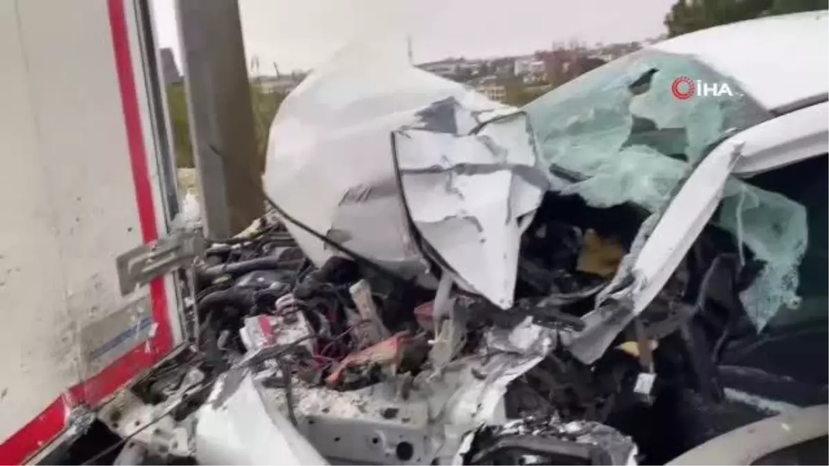 Önce kaldırıma sonra duran kamyonete arkadan çarptı