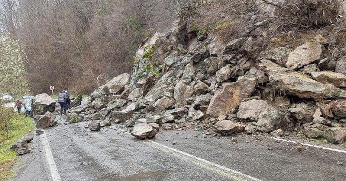 Ordu\'da heyelan; düşen kayalar, yolu kapattı