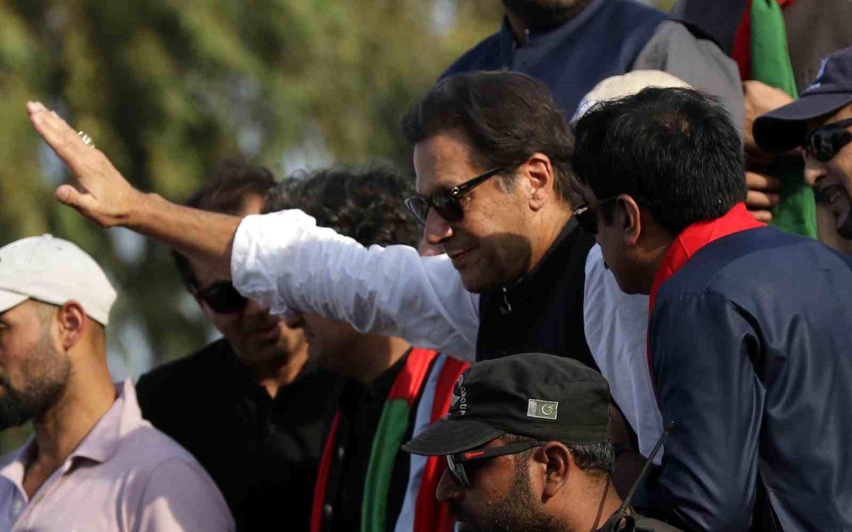 Pakistan\'ın eski Başbakanı Khan hakkında iki tutuklama emri çıkarıldı
