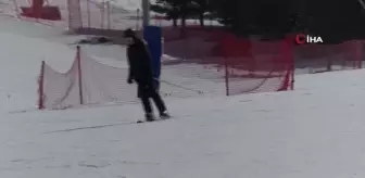 Palandöken'de tatilciler kayak ve snowboard yapmanın keyfini çıkarıyor