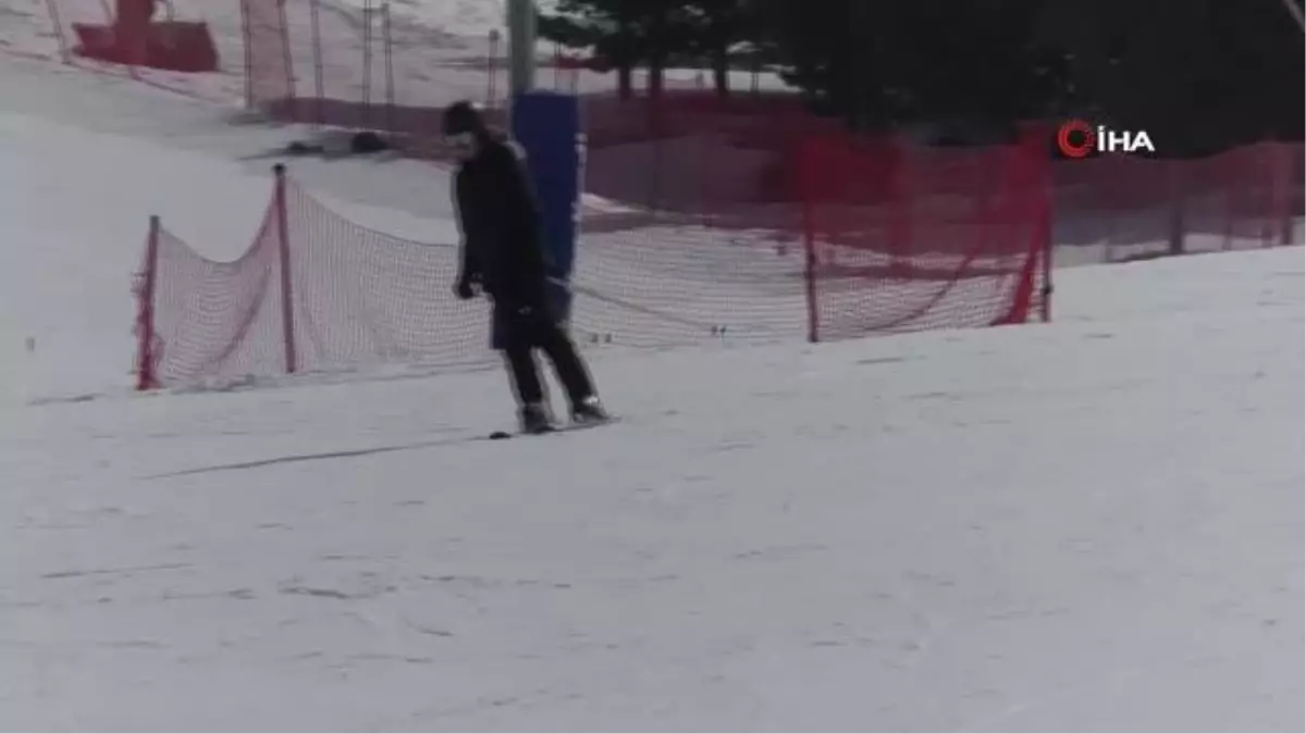 Palandöken'de tatilciler kayak ve snowboard yapmanın keyfini çıkarıyor