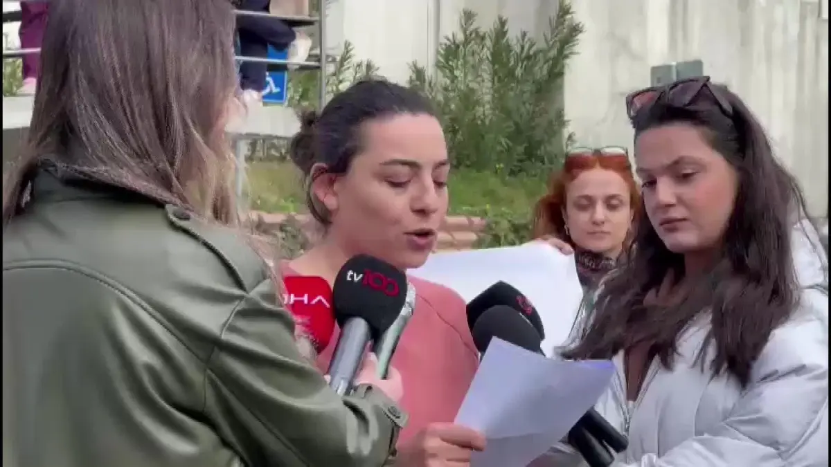 Sağlık Çalışanlarından Yedikule Göğüs Hastalıkları Hastanesi Önünde Protesto: "Bu Hastanede Sistematik Cinsel Saldırı Var"