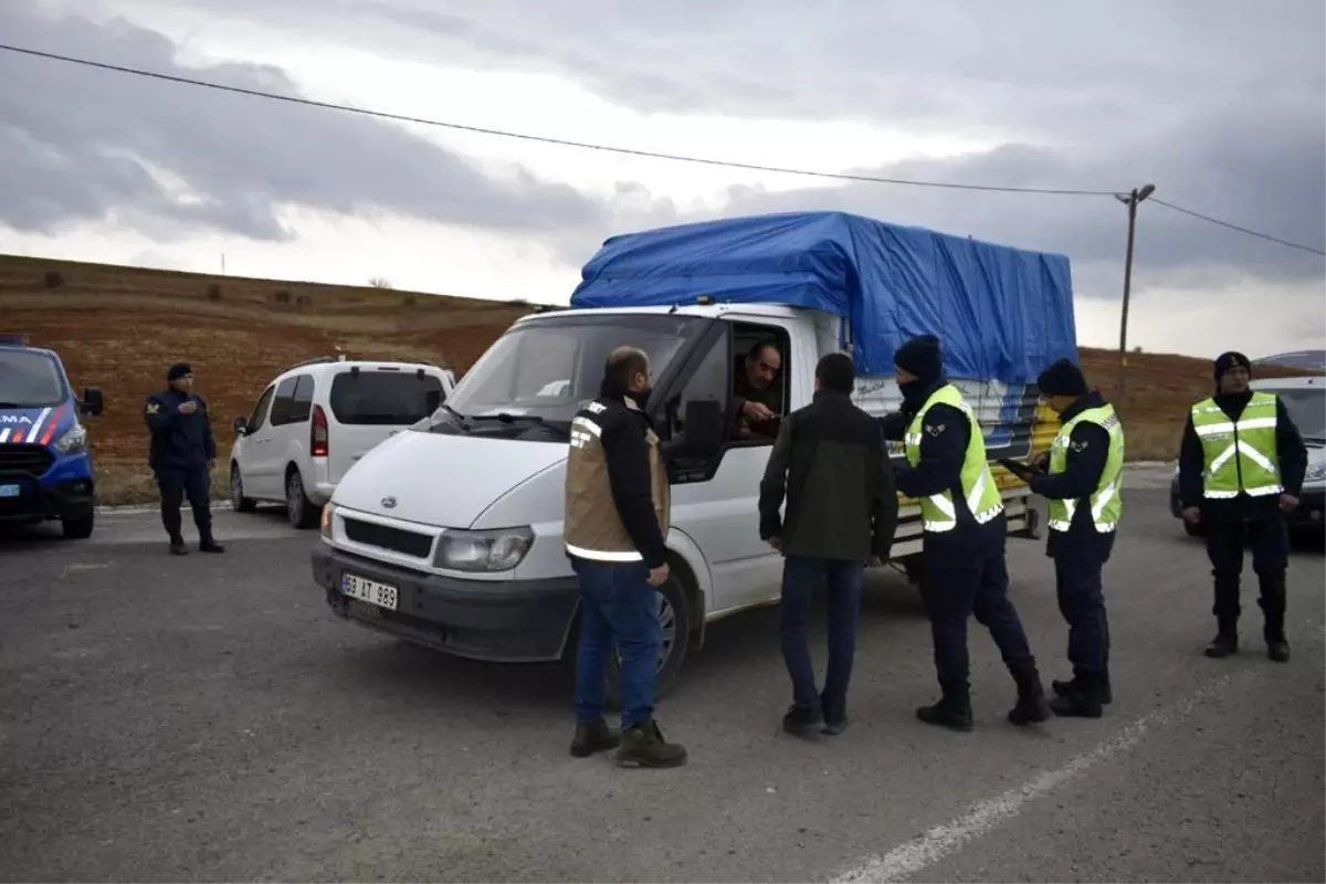Şap hastalığına karşı jandarma ve veteriner hekimler yolları denetledi