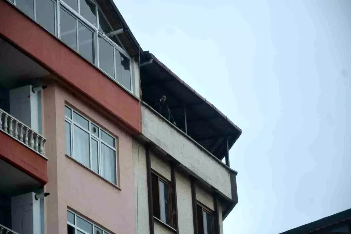 Silahıyla 2 kişiyi yaralayan şahıs çıktığı çatıda vatandaşlara korkulu anlar yaşattı
