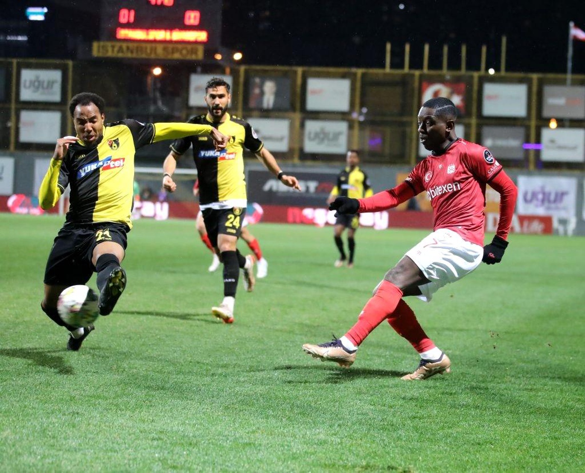 Sivassporlu Gradel üst üste kırmızı kart görerek tarihe geçti!