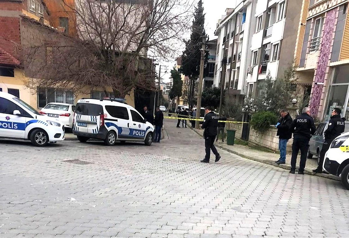 Sokak ortasında silahlı saldırıya uğradı