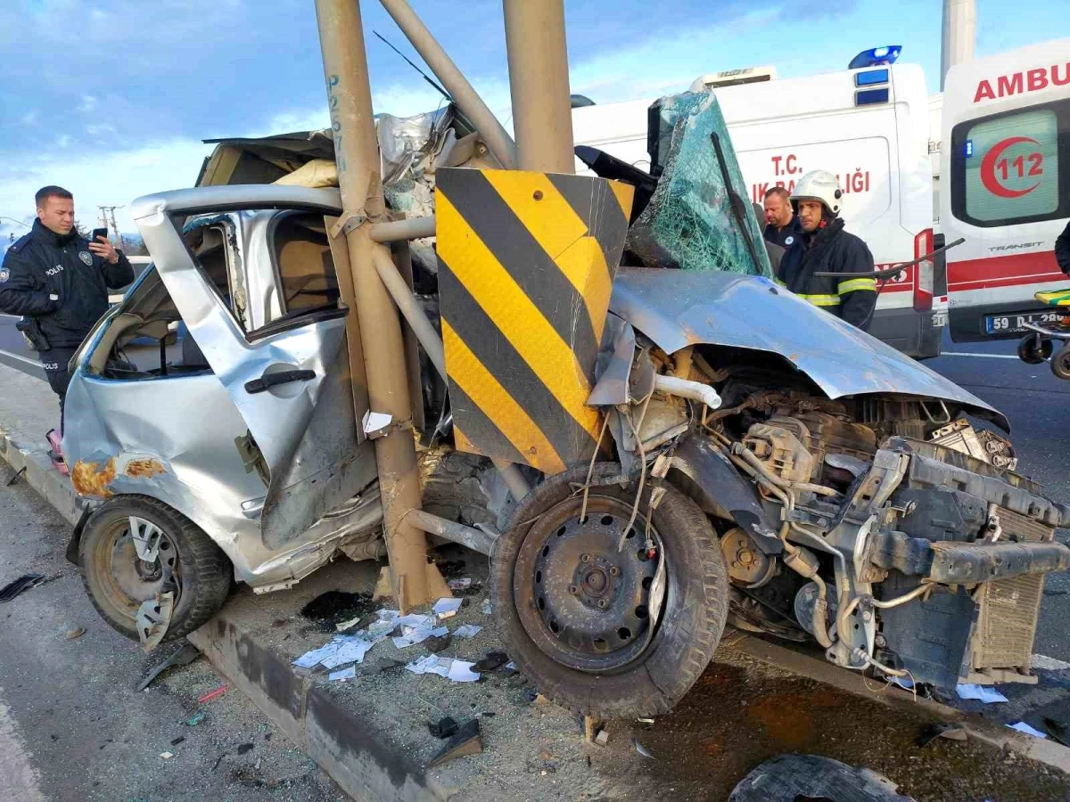 Tekirdağ\'da demir direğe çarpan otomobil paramparça oldu: Genç kız hayatını kaybetti
