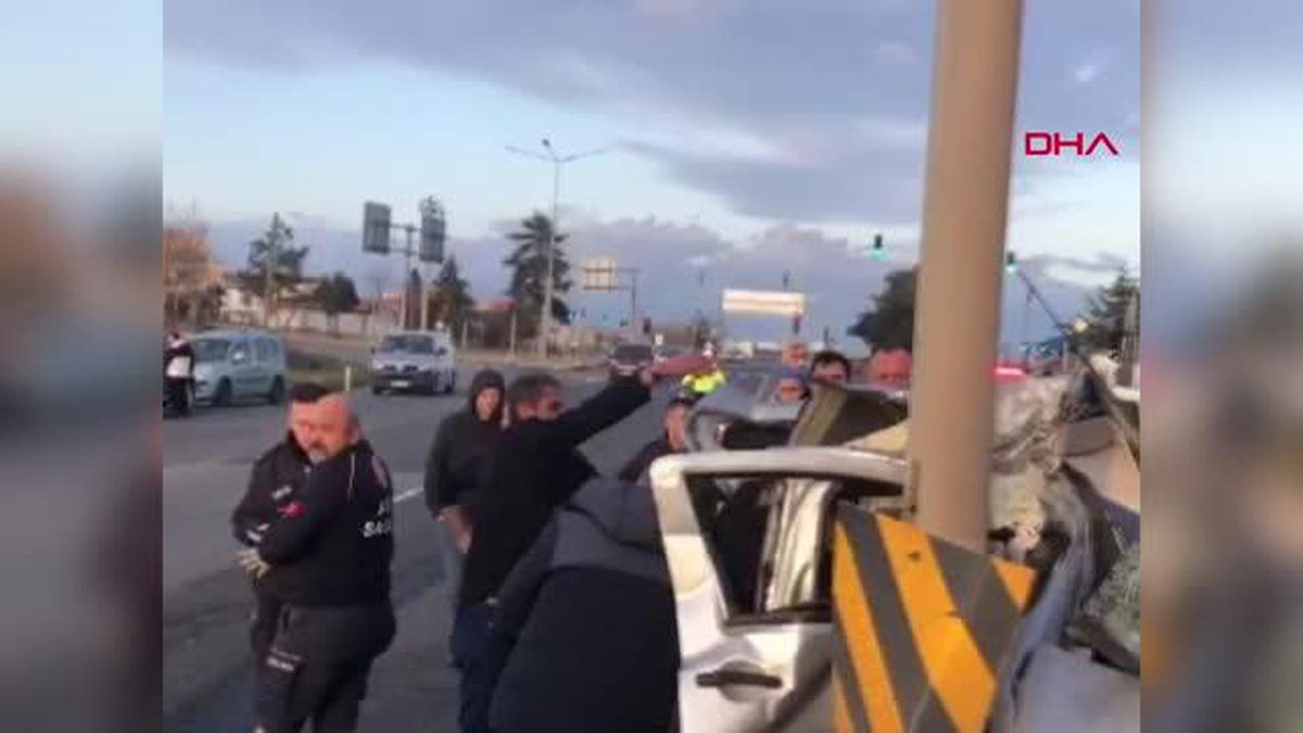 TEKİRDAĞ'DA YÖN TABELASI DİREĞİNE ÇARPAN OTOMOBİLİN SÜRÜCÜSÜ BESTE, ÖLDÜ