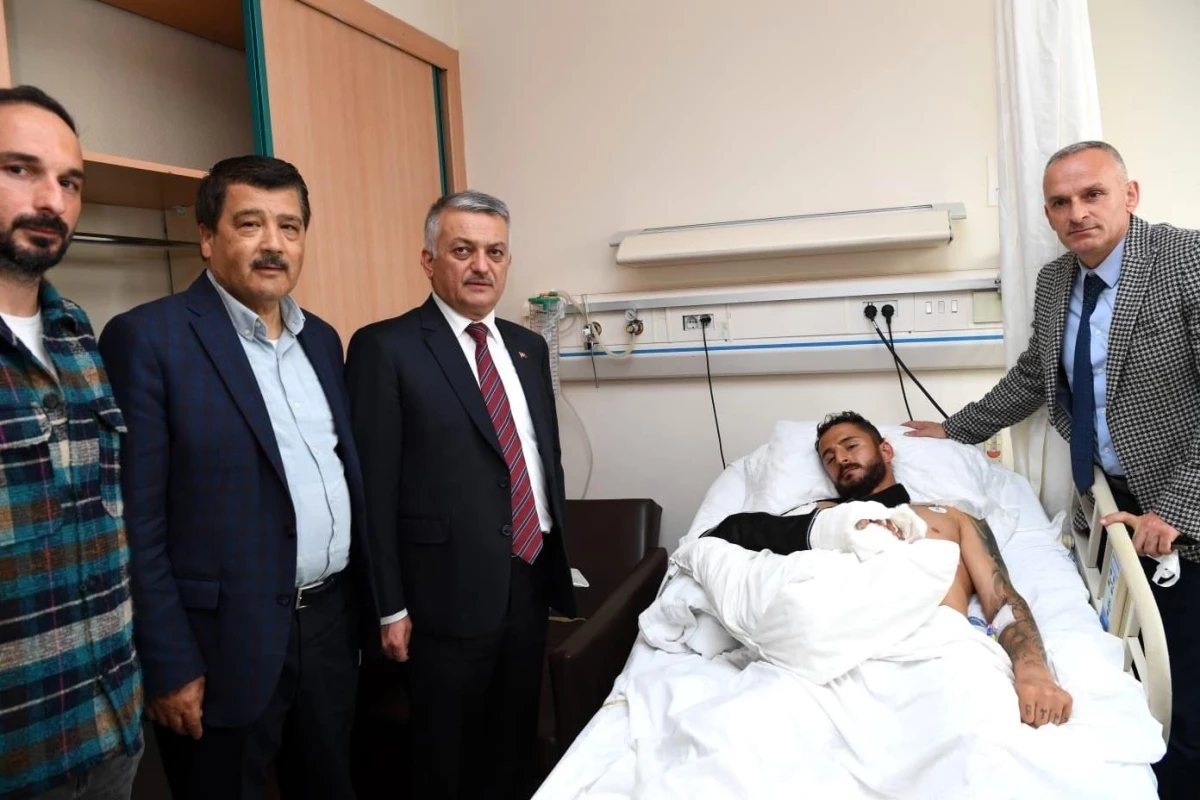 Vali Yazıcı\'dan kazada yaralanan futbolcuya geçmiş olsun ziyareti