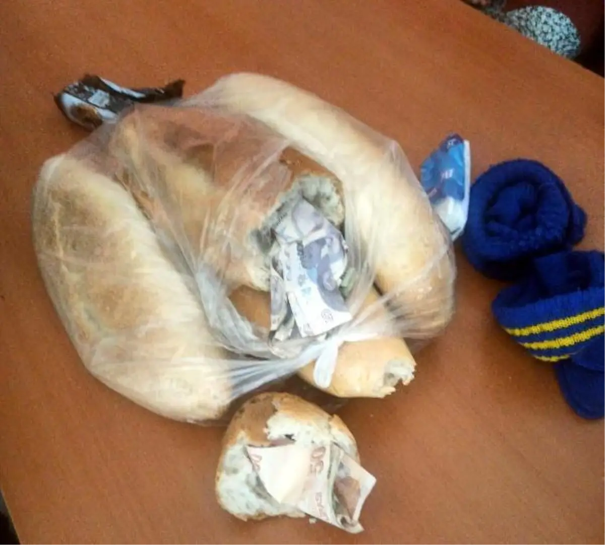 Yakalanan dilenci, parayı ekmeğin içine sakladı