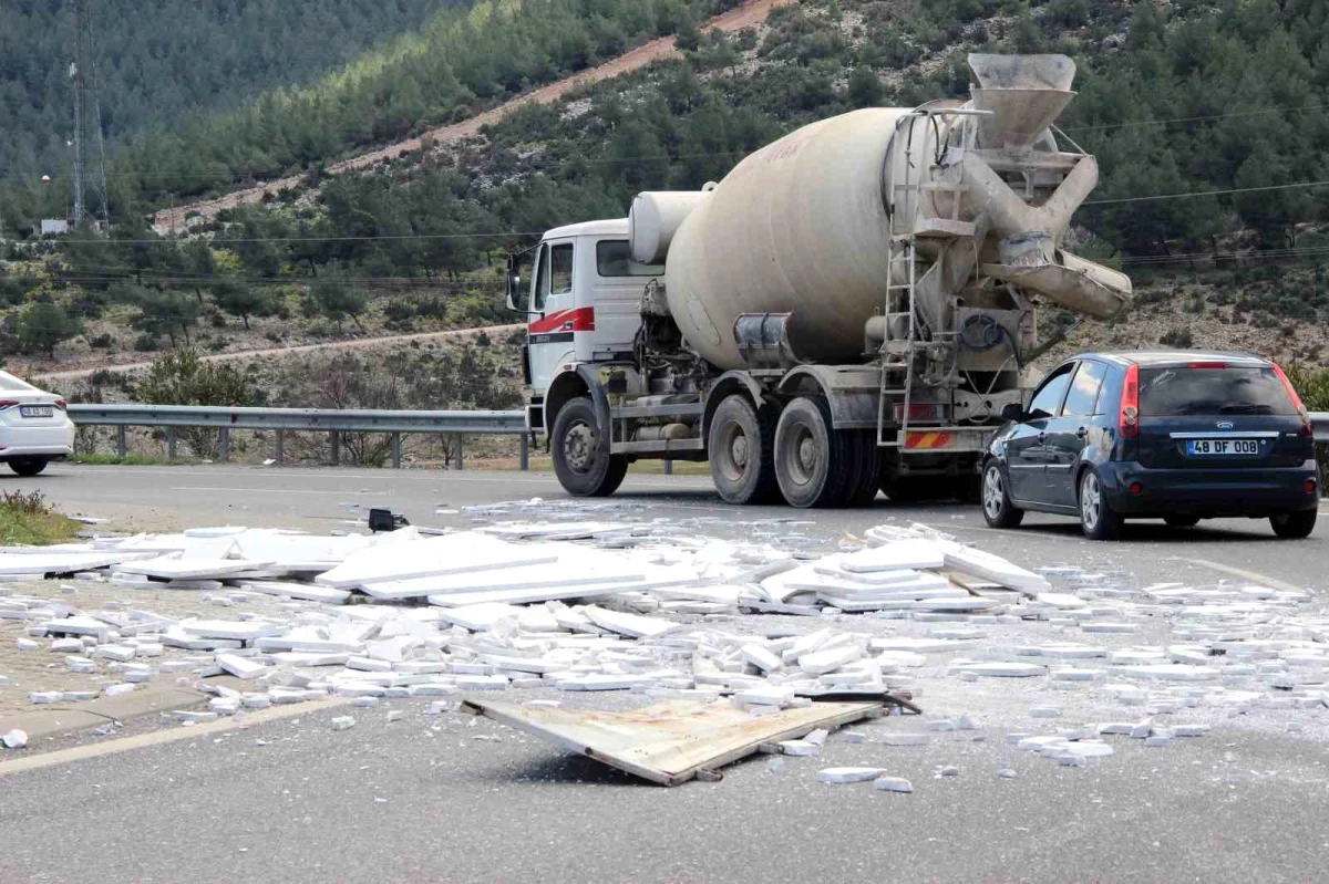 Yola savrulan mermer parçaları trafiği aksattı