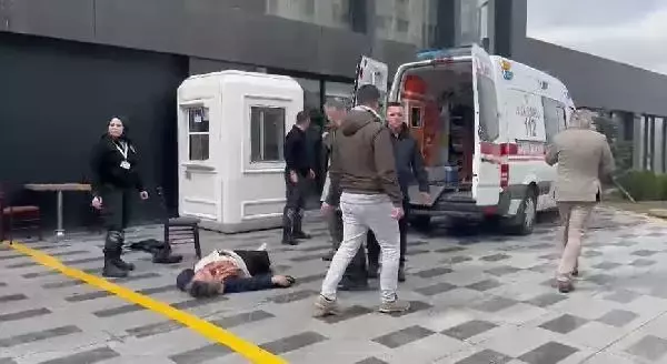 1 gün aynı evde yaşayan çiftin boşanma duruşması çıkışı kavga: 2 yaralı 1 gün aynı evde yaşayan çiftin boşanma duruşması çıkışı kavga: 2 yaralı