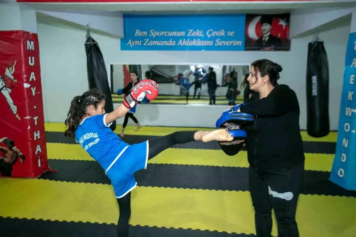 11 yaşındaki Muay Thai sporcusu Vasfiye Benek, Türkiye şampiyonu oldu