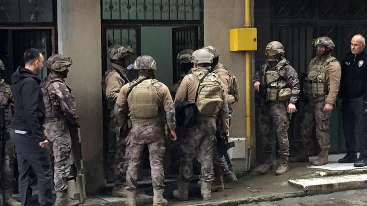 2 kişiyi vurarak kendisini çatıya kilitleyen şahıs, 14 saat sonra ikna edilip teslim oldu