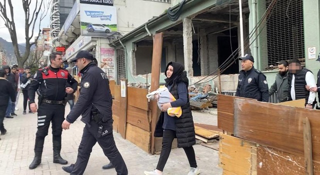 3 saatlik müzakere eşi ve bebeği gelince son buldu 3 saatlik müzakere eşi ve bebeği gelince son buldu