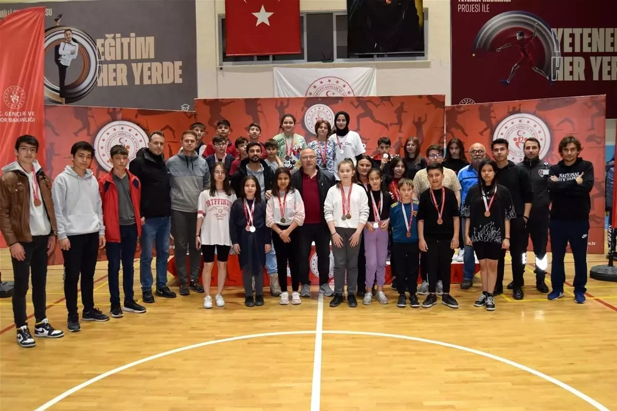 Afyonkarahisar\'da badminton turnuvası tamamlandı