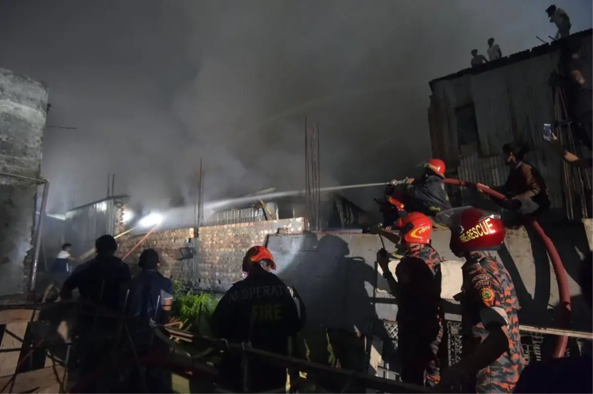 Bangladeş\'te Gecekondu Mahallesinde Çıkan Yangında En Az 100 Ev Küle Döndü