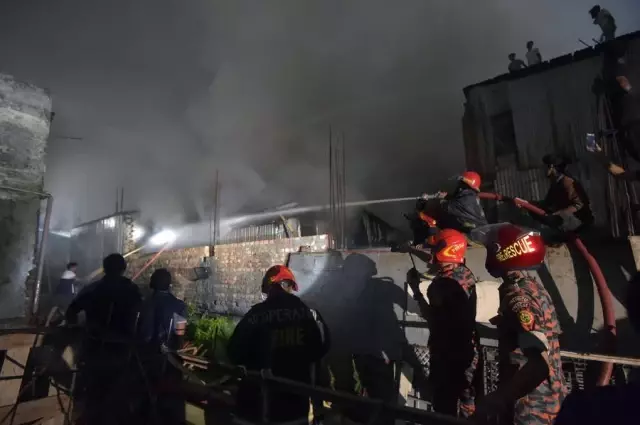 Bangladeş'te Gecekondu Mahallesinde Çıkan Yangında En Az 100 Ev Küle Döndü