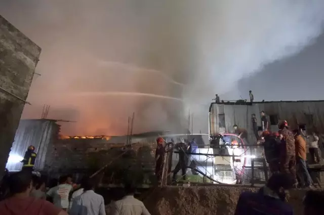 Bangladeş'te Gecekondu Mahallesinde Çıkan Yangında En Az 100 Ev Küle Döndü