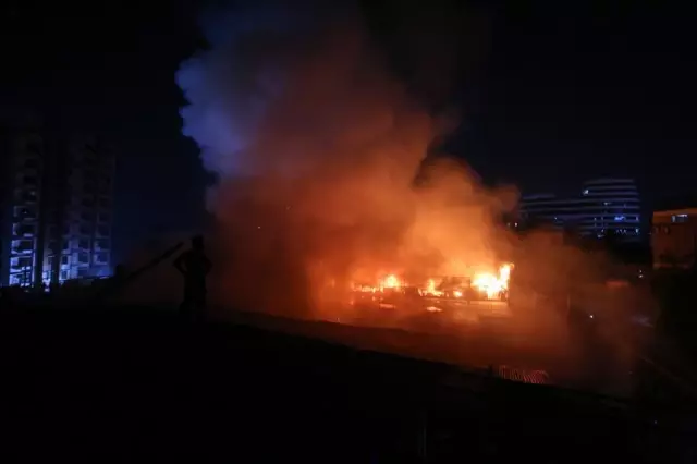 Bangladeş'te Gecekondu Mahallesinde Çıkan Yangında En Az 100 Ev Küle Döndü