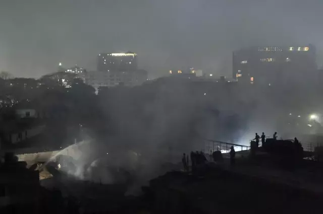 Bangladeş'te Gecekondu Mahallesinde Çıkan Yangında En Az 100 Ev Küle Döndü