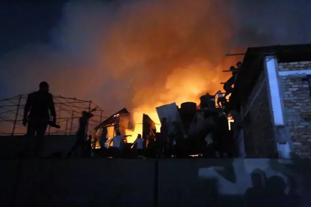 Bangladeş'te Gecekondu Mahallesinde Çıkan Yangında En Az 100 Ev Küle Döndü