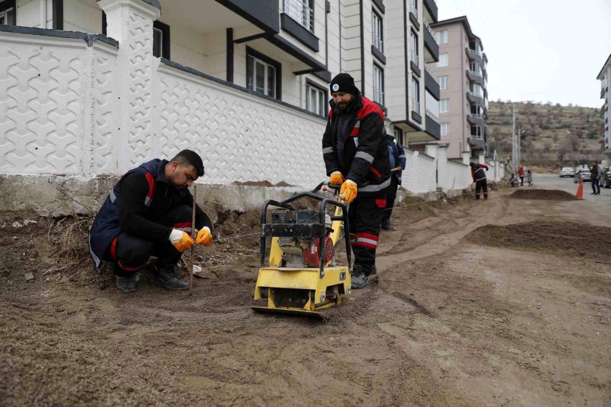 Belediye ekipleri yol bakım-onarım çalışmalarını sürdürüyor