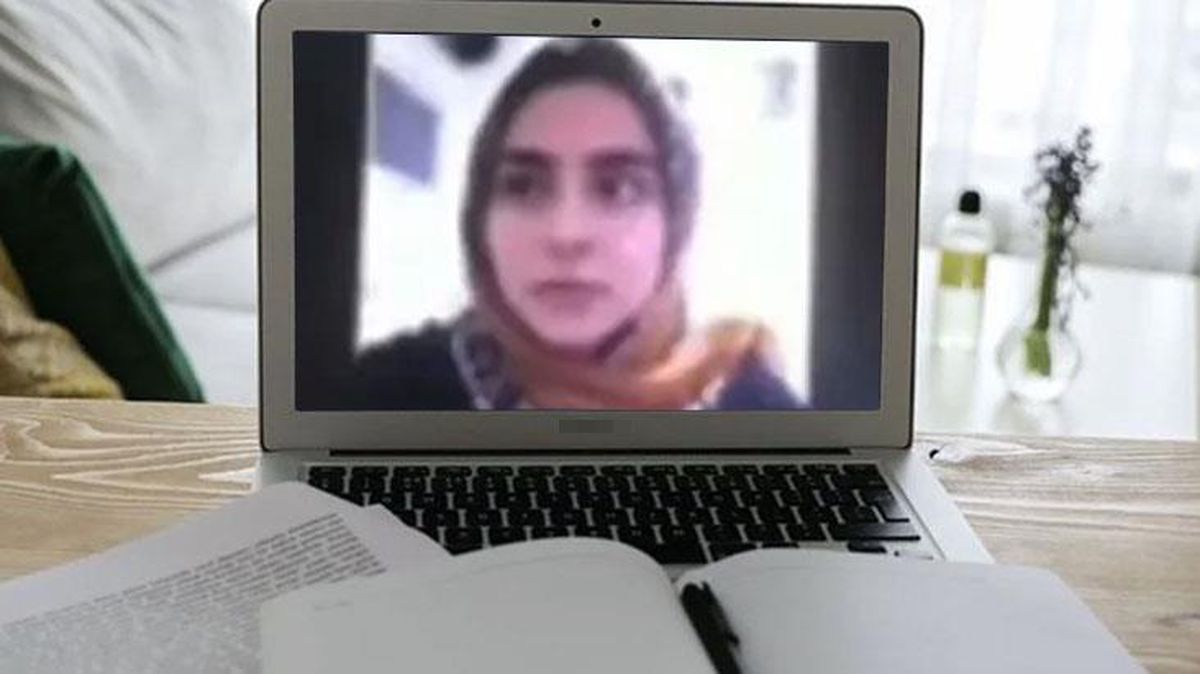 Çevrimiçi derste 'Görüntüm dondu' numarası yapan öğrenciyi kardeşi ele verdi