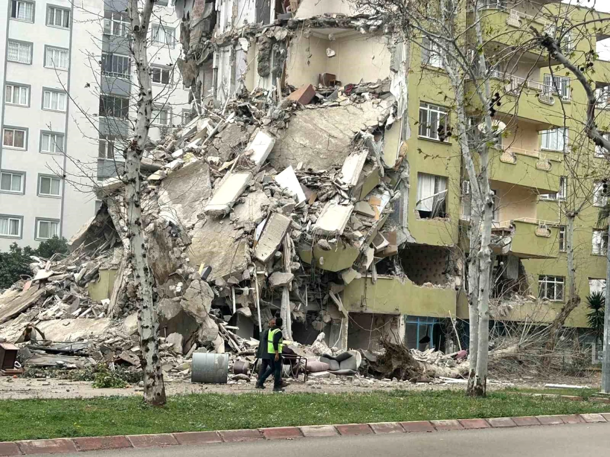 Ceyhan\'da ağır hasarlı yapıların yıkımı başladı
