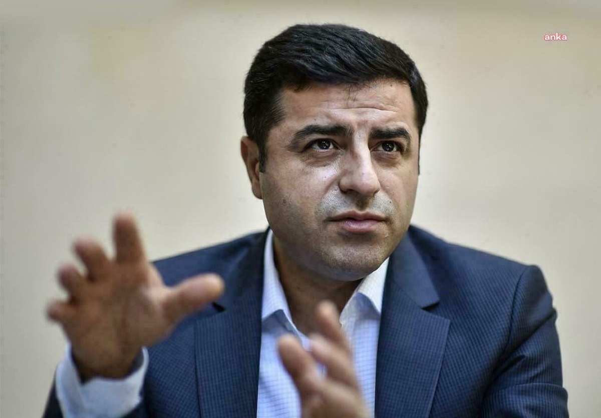 Demirtaş, Yeşil Sol Parti\'nin Logosunu Paylaştı: "Renkli Çıktısını Alıp Evde Buzdolabı Kapısına, Oda Kapılarına Yapıştırın Lütfen. Ne Olduğunu...