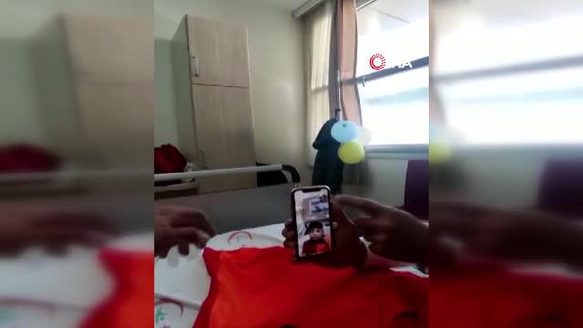 Depremzede Ömer Halis, tedavi olduğu hastanede Galatasaraylı futbolcular ile görüştü