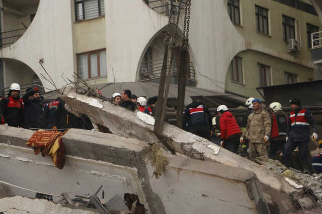 Diyarbakır'da yıkılan binanın altındaki spor salonunda kolonların inceltildiği belirlendi Diyarbakır'da yıkılan binanın altındaki spor salonunda kolonların inceltildiği belirlendi