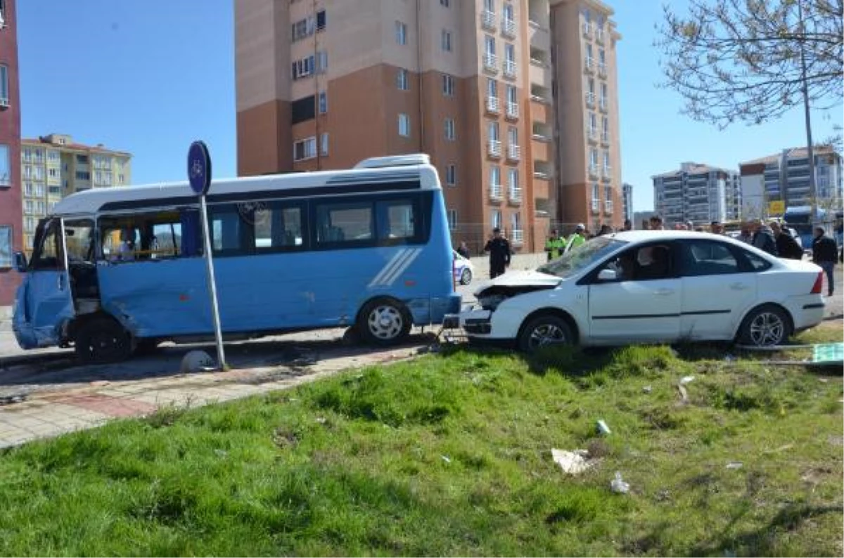 Edirne\'de otomobil, yolcu minibüsüne çarptı: 5 yaralı