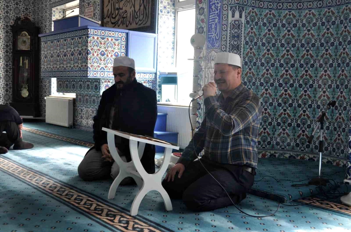 Ezan yarışmasında birinci olan imam, güzel sesiyle mahalleliyi namaza teşvik ediyor