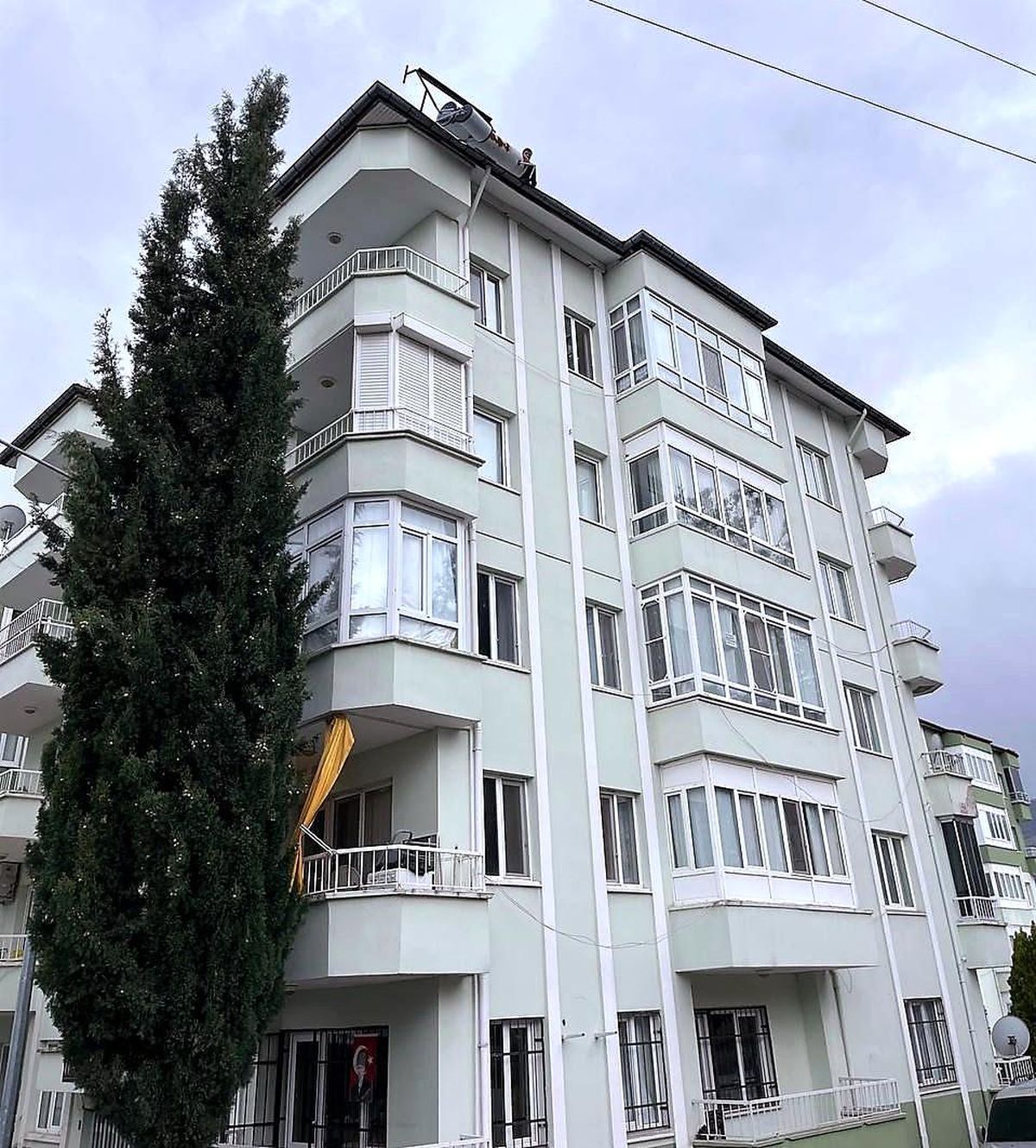 Fırtınanın zarar verdiği güneş enerjisini söküp 5 katlı binanın çatısından aşağıya attı