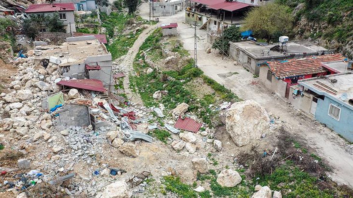 Üst üste gelen felaketler mahalleyi enkaza çevirdi! Kayalar evleri dümdüz etti