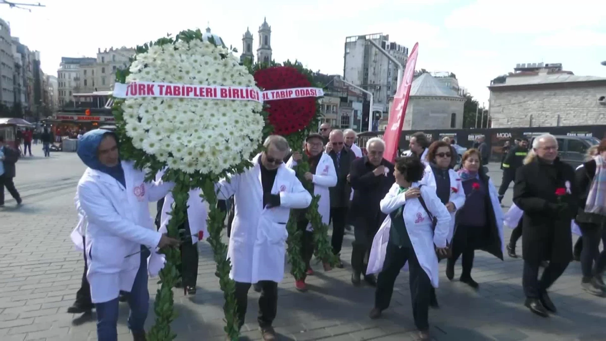 İTO Üyesi Hekimler, 14 Mart Tıp Bayramı\'nda Taksim Anıtı\'na Çelenk Bıraktı, Depremlerde Hayatlarını Kaybedenler İçin Saygı Duruşunda Bulundu