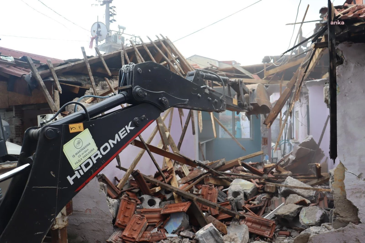 İzmit Belediyesi, 1999 Depremi\'nde Ağır Hasar Alan Binaları Yıkmaya Devam Ediyor