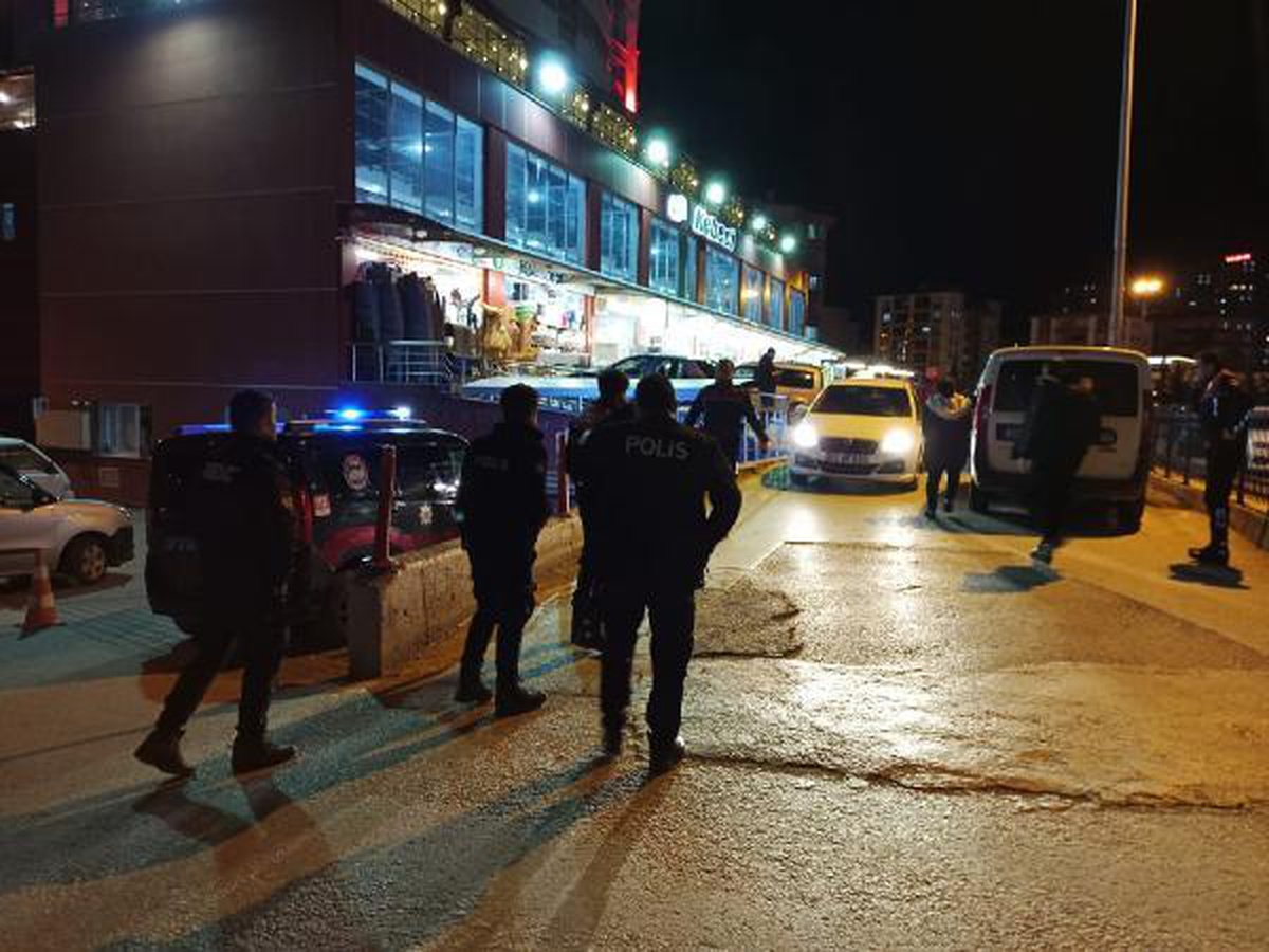 KASTAMONU\'DA AVM\'NİN KAFETERYASINDA TARTIŞTIĞI KİŞİYİ TABANCAYLA ÖLDÜRDÜ