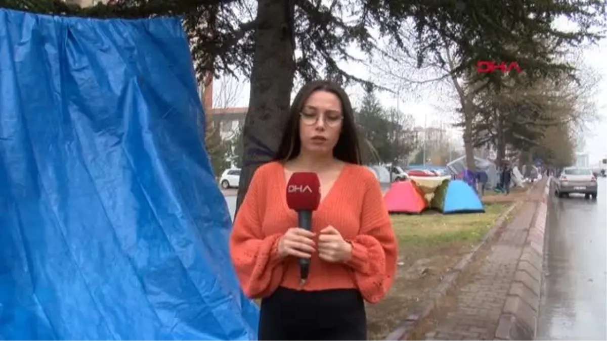 KAYSERİ\'DE 4.8\'LİK DEPREM SONRASI BOŞ ALANLAR NAYLON ÇADIRLARLA DOLDU