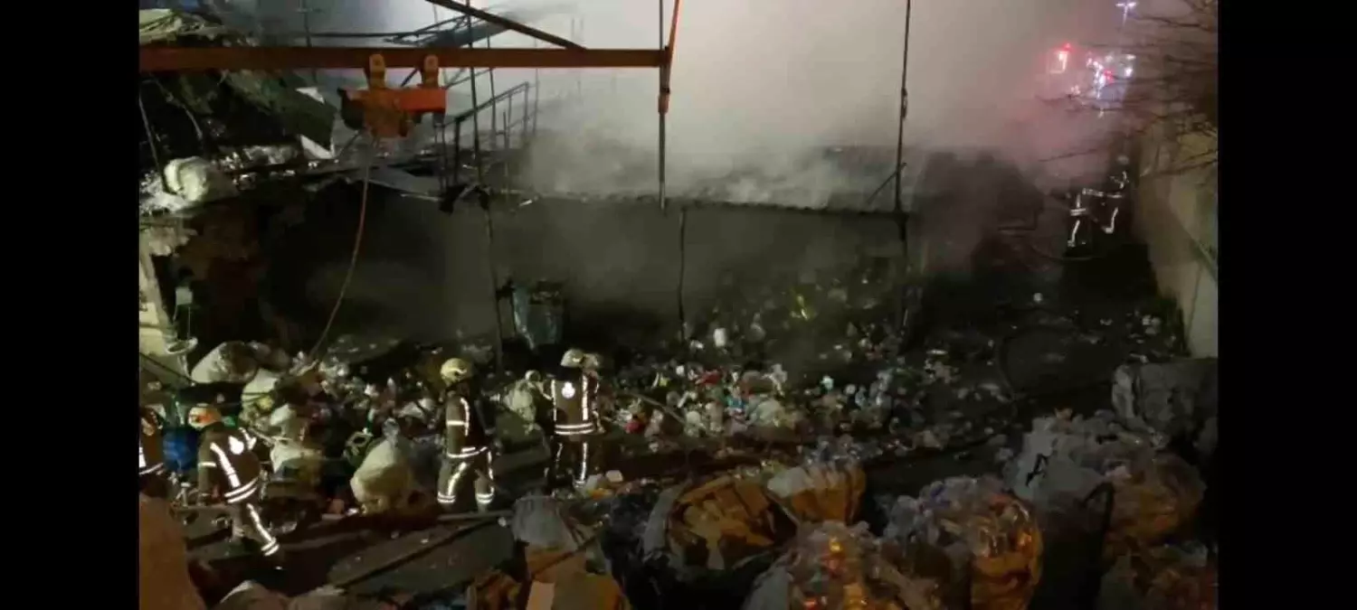 Küçükçekmece'de geri dönüşüm deposu alev alev yandı