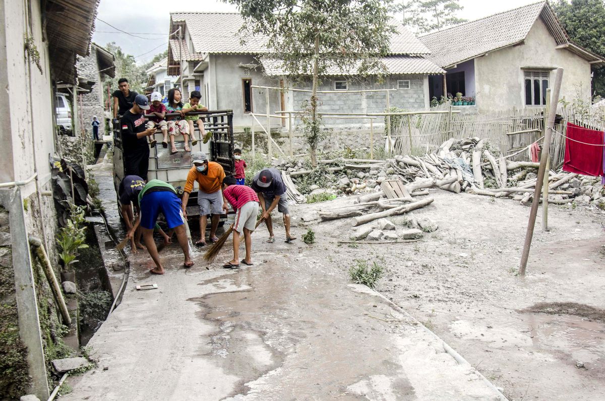 Merapi Yanardağı Çevre Köyleri Volkanik Küllerle Kapladı