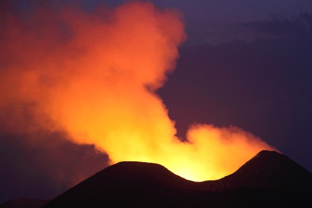 Nyamulagira Yanardağı'nda ateşli parıltı gözlemlendi